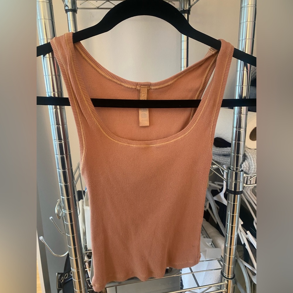 Skims ribbed tank